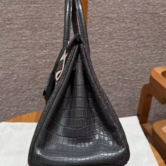 Classic Hermes Bag: A Stylish and Versatile Choice for Elegance - Picture 3 of 6